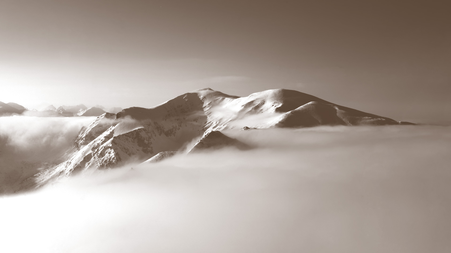 Schneebedeckte Bergkette in reduzierter, heller Darstellung mit ruhiger alpiner Winterlandschaft.